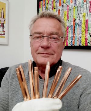 Inventeur Marc Solioz avec des stylos en cuivre